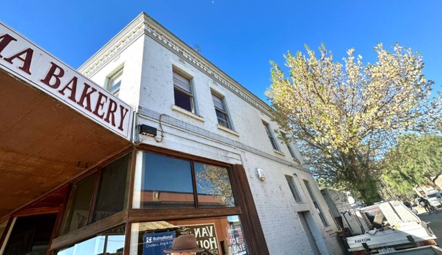 Large, 2 BR stable conversion (circa 1874) tucked in the heart of old town. 🍃