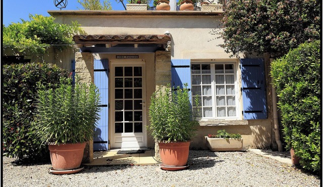 Large 2 Person Apartment with Air Conditioning & lovely private outdoor area