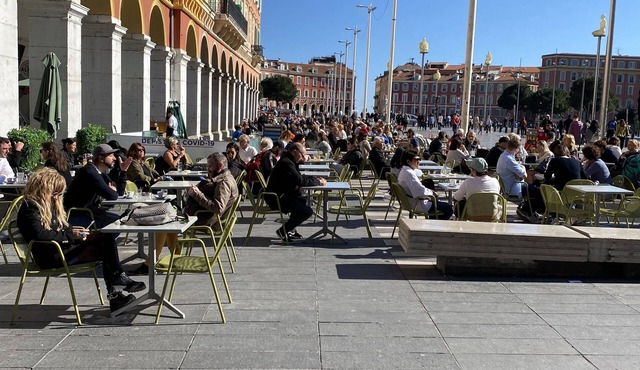 Large (2 sitting rooms) Central property seconds from Nice Beach.