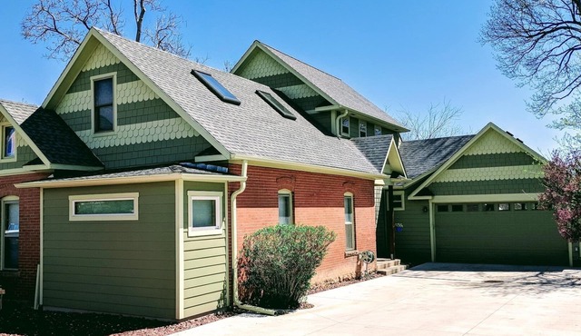 Large, 2-story Victorian home, w/huge backyard & Flatiron views! Ideal location