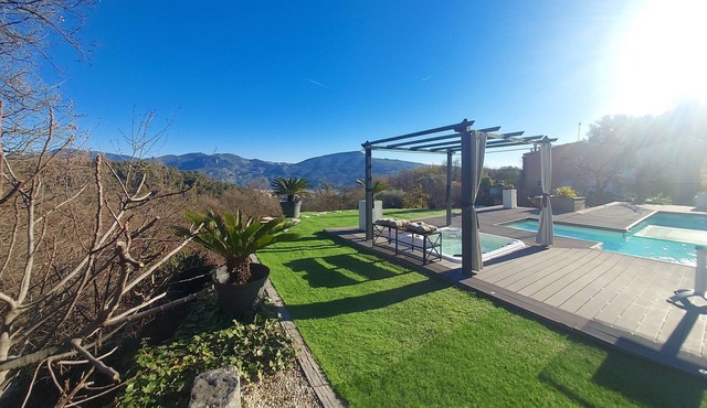 Large 20 m2 bedroom in recent villa with pool/jacuzzi