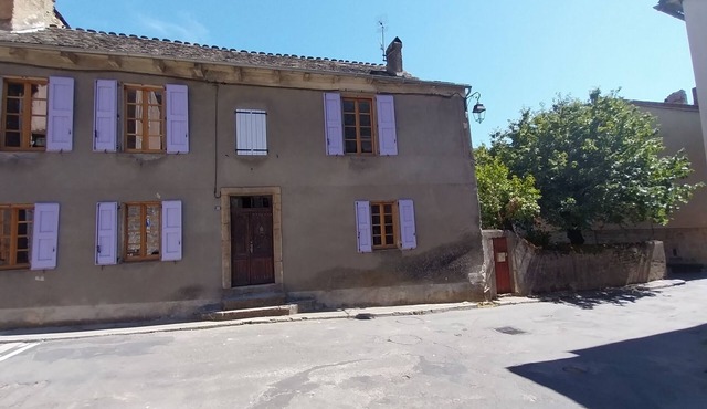 Large 200 m2 house with garden, terraces and courtyard. Florac Center.