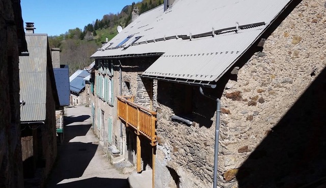 Large 200 m² house, typical of the Oisans region, meticulously restored