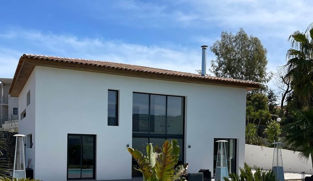 Large 220-metre villa with swimming pool 10 minutes from the beach