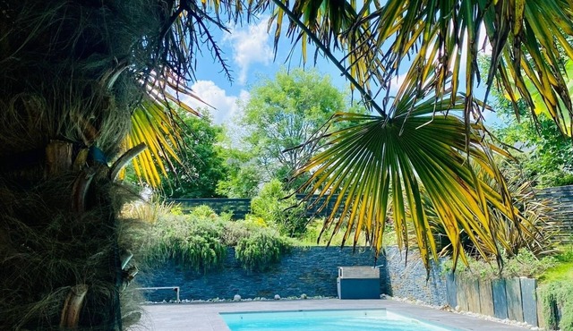 Large 240 m² family home + heated pool (May/Sept) 5 min from beaches.