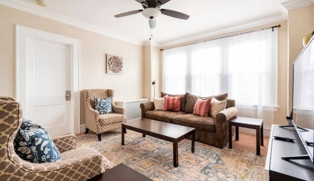 Large 3 BDR 10 mins to EWR Airport Bus to NYC