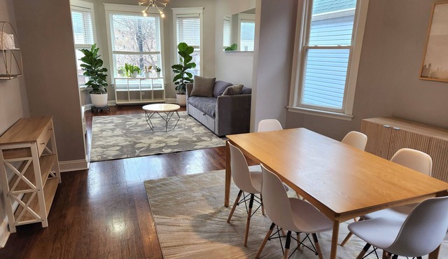 Large 3 bdrm/dining in the heart of Logan Square mins to DOWNTOWN