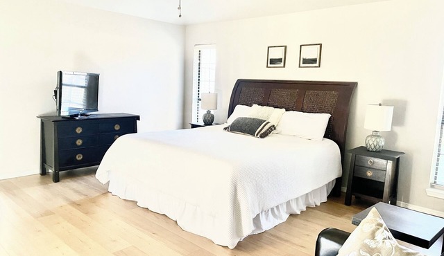Large 3 bed/2 bath luxury home in central location!