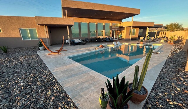 Large 3 bed, 3 bath Tucson house with pool, jacuzzi and amazing Mountains Views