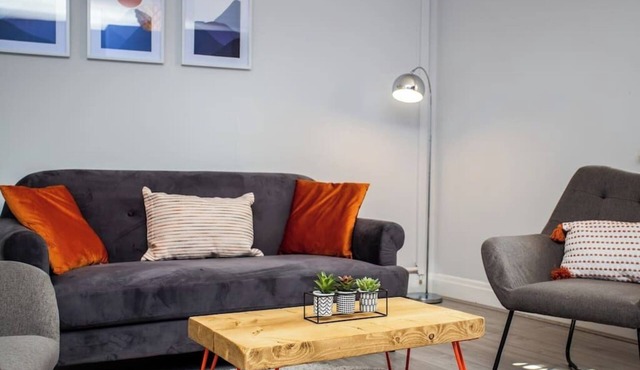 Large 3 Bed Apartment-Sea Road-by Holiday Homes