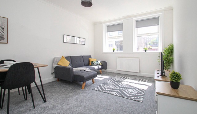 Large 3 bed apartment in town centre