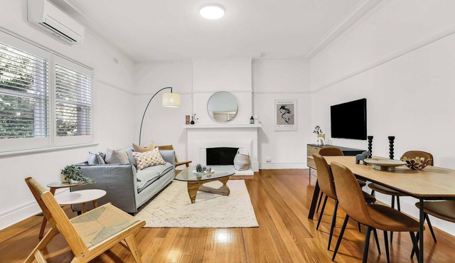 Large 3 Bed Art Deco Apartment in Camberwell