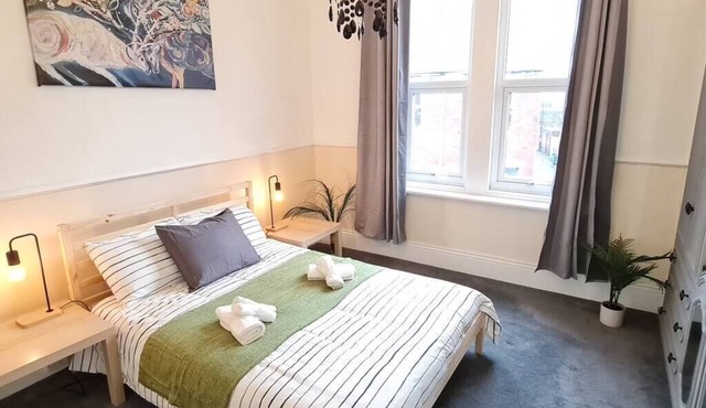 Large 3 Bed Flat, Free Parking-by Holiday Homes