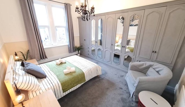 Large 3 Bed Flat Free Parking