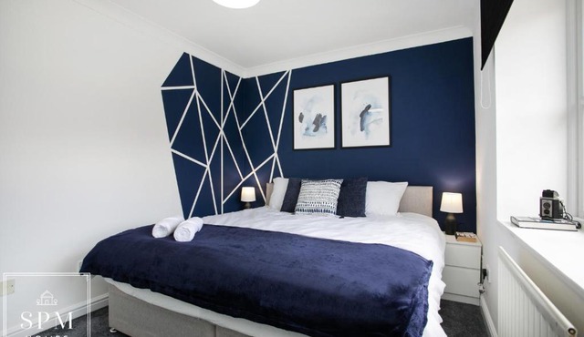 Large 3 Bed House - Long Stays Welcome - Smart TVs in Each Bedroom - Parking - Wifi