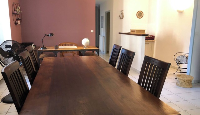 Large 3-bedroom apartment - Downtown station