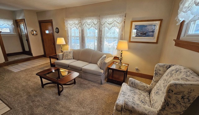 Large 3 Bedroom, 2 Bath Home, Premium Kitchen, Large Family & Living Rooms