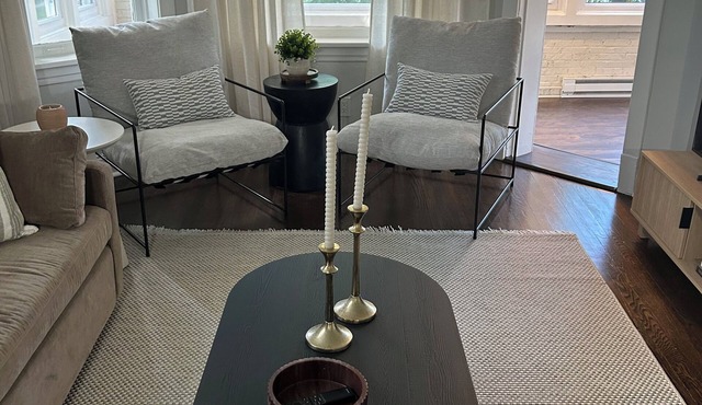 Large 3 bedroom apartment in Roger’s Park!