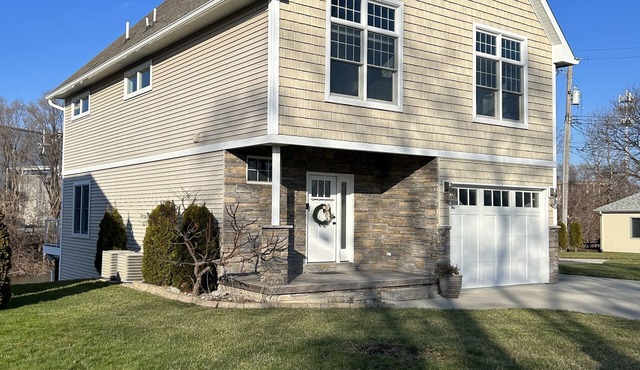 Large, 3 bedroom Cottage on Black River sleeps up to 10.