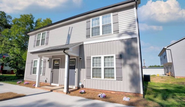 Large 3 bedroom | Downtown | Parking