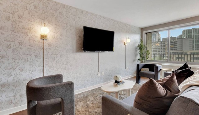Large 3 bedroom Family Suite, Private Balcony, 5 min to DCA, Gym and more!