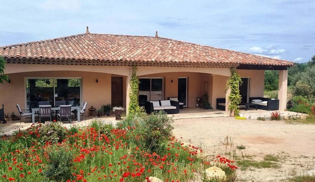 Large 3-bedroom single-storey villa with swimming pool