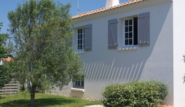 Large 3-bedroom house, sleeps 6, quiet, beach, hiking.