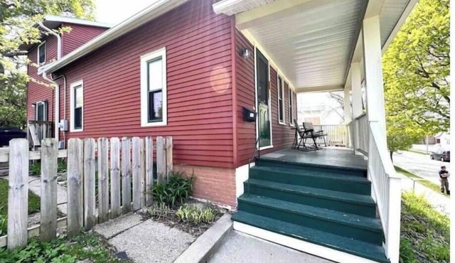 Large 3-bedroom House with Outdoor Hot Tub!