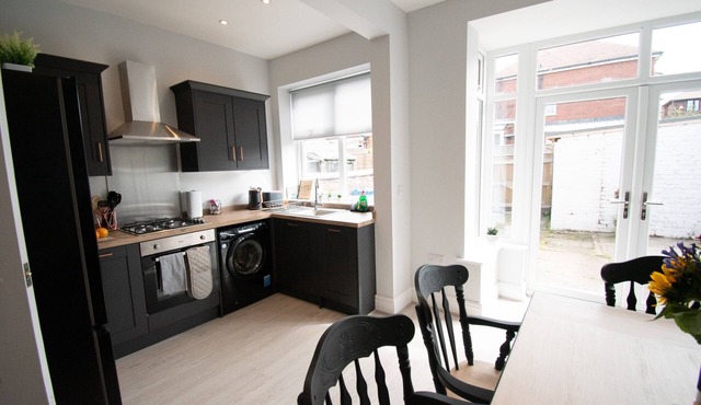 Large 3 Bedroom House with family bathroom