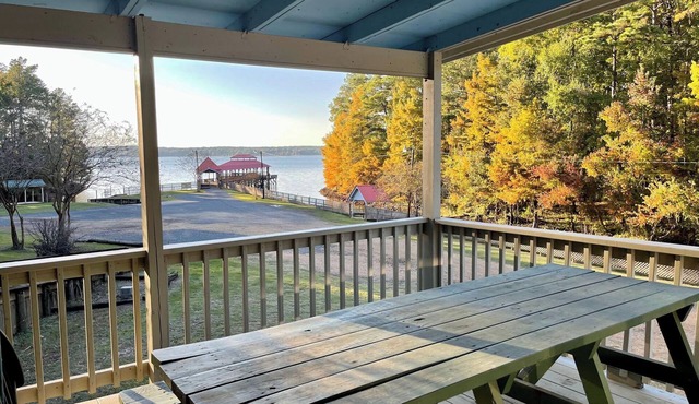 Large 3-Bedroom Retreat with Vaulted Great Room, Full Kitchen & Firepit