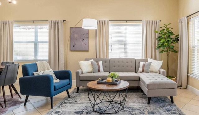Large 3 bedroom with King Bed!