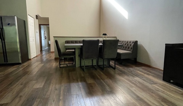 large 3 beds 2 bath Townhome with 20' high ceiling and stone fire place.