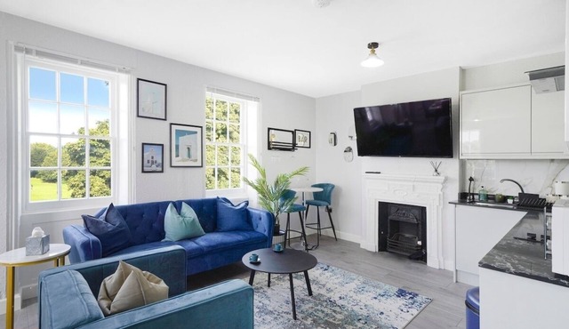 Large 3 BR Central, Sleeps 8, Modern, Free Parking