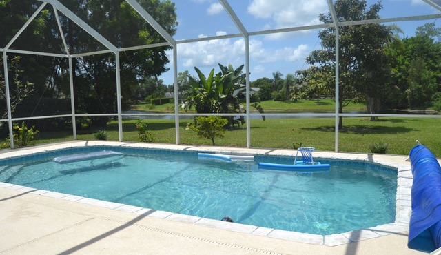 Large 3 Brd Briarwood Lake-View Pool HousenNEWLY renovated Bathroom