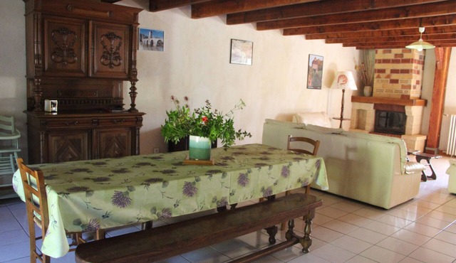 Large 3* gite with indoor pool on the causse du Lot in the countryside.