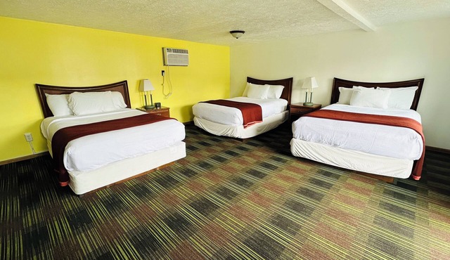 Large 3 Queen Room - 2 Miles to Cedar Point!