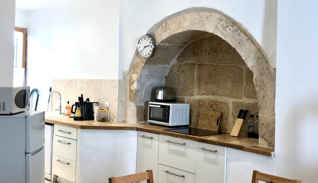 Large 3-room apartment in the heart of Sommières village, in a 16th century building
