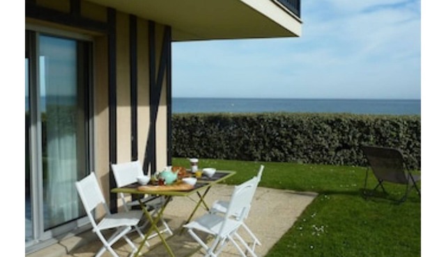 Large 3-room apartment - Seafront - Garden - Beach - Heated pool
