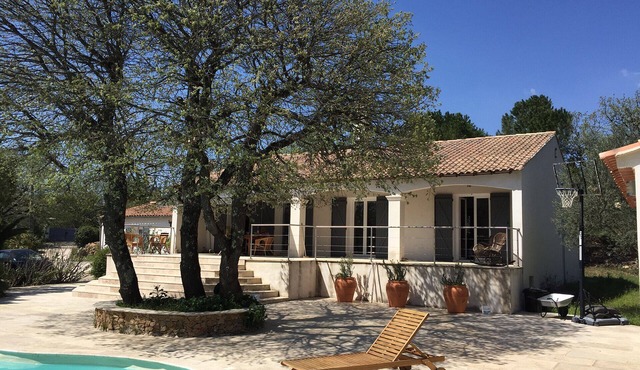 Large 300 m2 villa with swimming pool - natural area - quiet, not overlooked