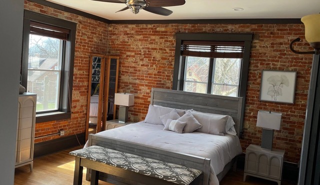 LARGE 3000 sq. ft Newly Renovated Upstairs Loft - Ideal Families & Friend