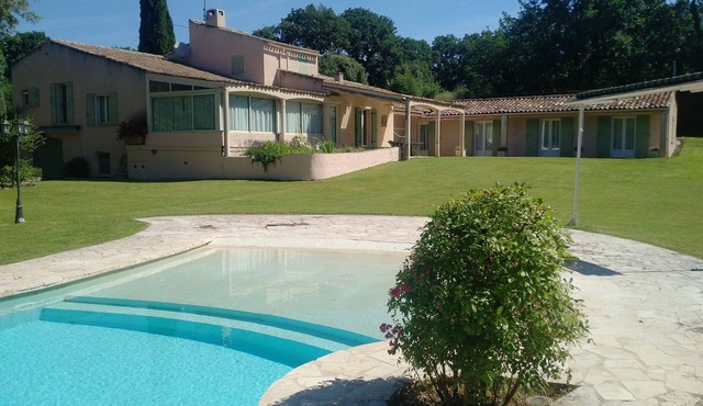 large 315 m2 air-conditioned villa with infinity pool at the foot of the Luberon