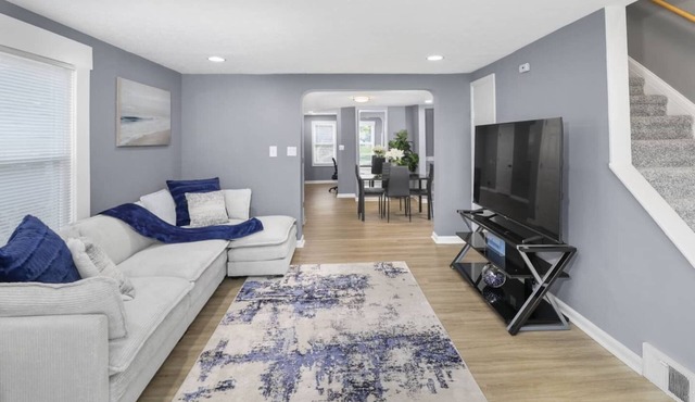 Large 3BR - 5 Min to I-X Center & CLE Airport