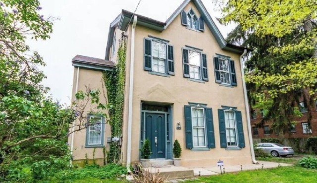 Large 3br apartment in historic Germantown mansion