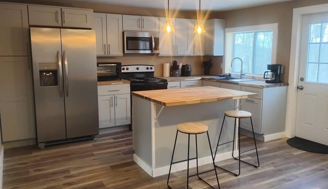 Large 3BR Apartment in Marlborough NH: nSleeps 8-10: Close to Keene!