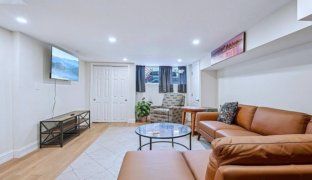 Large 3BR Good for Crews or Groups ~1mi to Stadiums~ Flex Space ~ Near Groceries