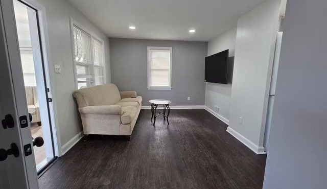 Large 3BR Home Near Dulles w/parking sleeps 8