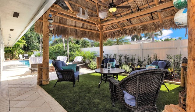 Large 4/3House - 7MIN WALK 2 BEACH!-Tiki, Heated Pool & Bikes Included