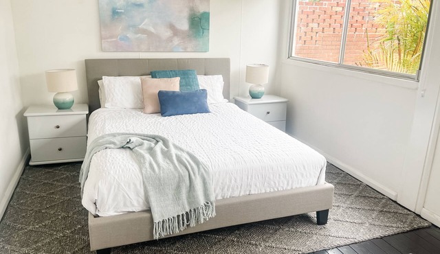 Large 4 bdrm Freshwater House. WALK TO BEACH. Pet friendly. HUGE YARD