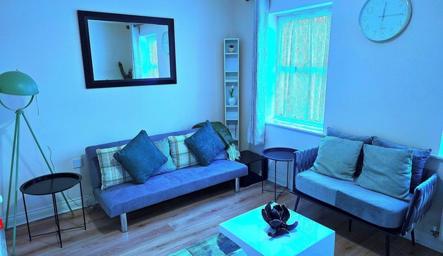 Large 4 Bed Contractor-Friendly Home | Free Parking | Near Chatham Station & M2