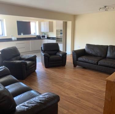 Large 4 bed contractor House sleeps 7